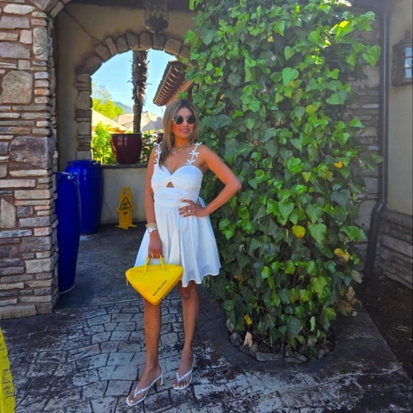 Elegant White Summer Dress - Picture 2 of 3